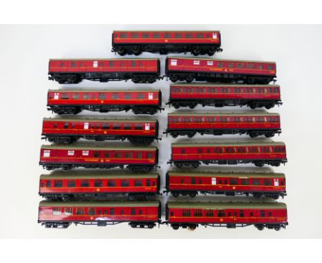 Hornby Dublo - 13 unboxed OO gauge passenger coaches in BR maroon from Hornby Dublo. Lot includes Hornby Dublo BR Mk1 Restaur