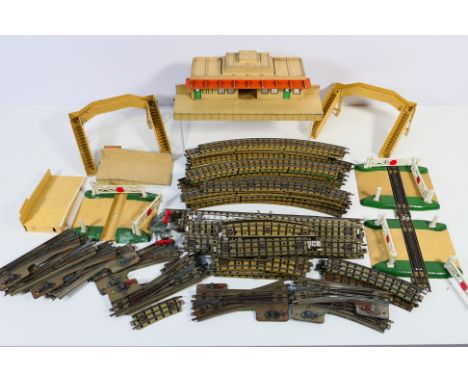 Hornby Dublo - A small group of unboxed  Hornby Dublo trackside accessories including a station building, footbridge and simi