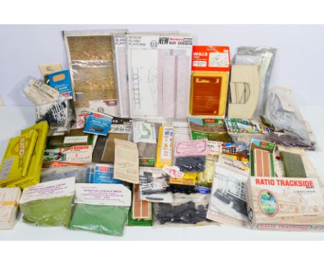 Peco - Ratio Trackside - Airfix - Others - A quantity of mainly OO gauge model railways layout accessories and scenic kits. L