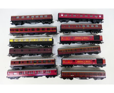 Hornby - Lima - 12 unboxed OO gauge mainly passenger coaches in various liveries predominately from Hornby. Lot includes Horn