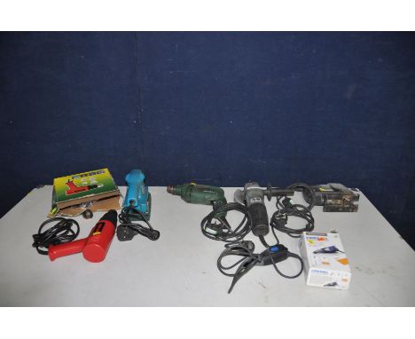 A TRAY CONTAINING POWER TOOLS including a Bosch PSB-600-2 drill, a Wickes 4in Angle Grinder, a Skil Jigsaw, a Dremel Engraver
