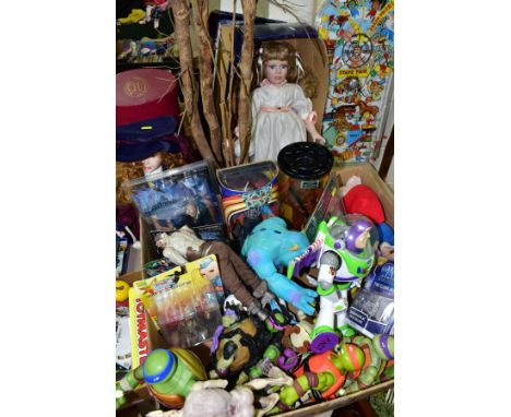 A QUANTITY OF BOXED AND UNBOXED MODERN ACTION FIGURES, to include boxed Happy Days Potsie figure, limited edition No.1461 of 