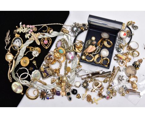 A BAG OF ASSORTED JEWELLERY AND ITEMS, to include a rolled gold cross pendant, a ladies gold-plated 'Bulova' wristwatch, gold