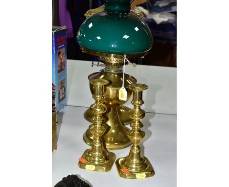 A TWIN BURNER BRASS OIL LAMP HAVING ETCHED GLASS WITH CRANBERRY GLASS FRILLED SHADE, including chimney standing approximately