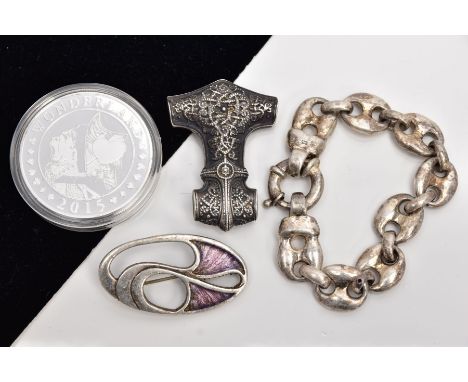 A SELECTION OF ITEMS, to include a silver and purple enamel openwork brooch, hallmarked Edinburgh, fitted with a brooch pin, 