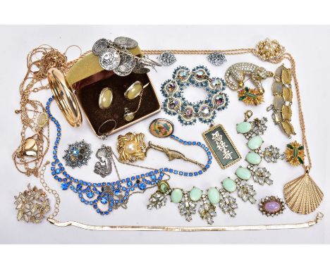 A BAG OF ASSORTED COSTUME JEWELLERY, to include yellow and white metal necklaces, bracelet, earrings, brooches, tie clips, et