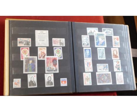 France 1964-1969 Album of u/m commemorative issues with some postage included (150+). Light adhesion throughout