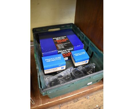 Cameras:&nbsp;a Praktica BCA twin lens outfit, boxed. 