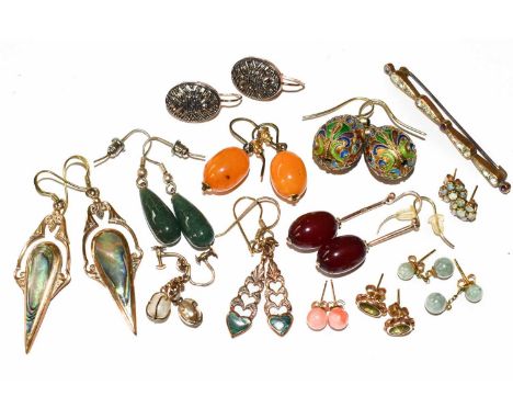 A quantity of earrings including a pair of 9 carat gold peridot earrings, a pair of aventurine quartz drop earrings, enamel d