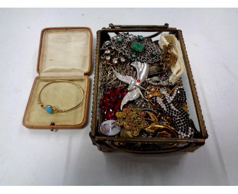 A jewellery casket containing assorted costume jewellery to include enamel brooch, Art Deco brooch, gilt bracelet etc 