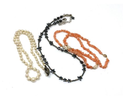 Three necklaces, pearl, coral and white metal. (3)