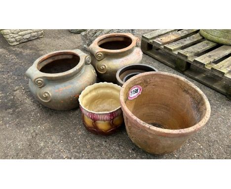 SIX ASSORTED TERRACOTTA, CERAMIC AND FIBREGLASS PLANTERS, LARGEST 33CM (H) X 38CM (DIA) / ALL LOTS ARE LOCATED IN SL0 9LG, RE