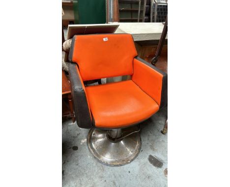 VINTAGE 1960'S BARBER'S CHAIR, HYDRAULICS APPEAR IN G.W.O. / ALL LOTS ARE LOCATED IN SL0 9LG, REGRETFULLY WE DO NOT OFFER SHI