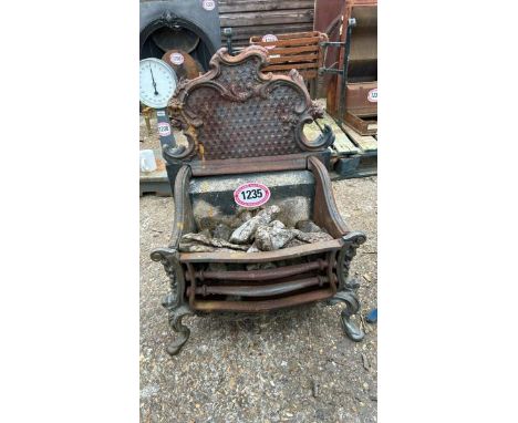 AN ORNATE CAST IRON FIRE GRATE AND BACK, WITH BRASS FEATURES, 74CM (H) X 49CM (W) X 30CM (D) / ALL LOTS ARE LOCATED IN SL0 9L