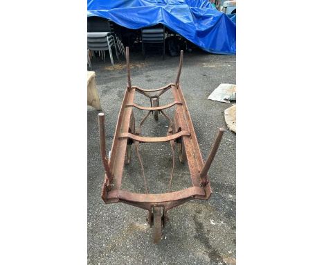 A VINTAGE CAST IRON KEG TRANSPORTER, OVERALL HEIGHT 100CM (H) X 160CM (L) X 60CM (W) / ALL LOTS ARE LOCATED IN SL0 9LG, REGRE