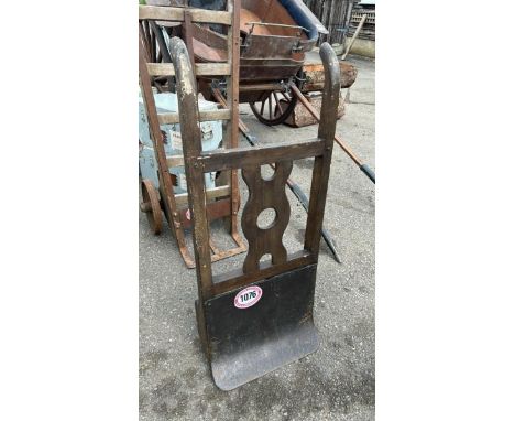 A VINTAGE SACK BARROW WITH CAST IRON WHEELS AND AXLE, 106CM (H) / ALL LOTS ARE LOCATED IN SL0 9LG, REGRETFULLY WE DO NOT OFFE