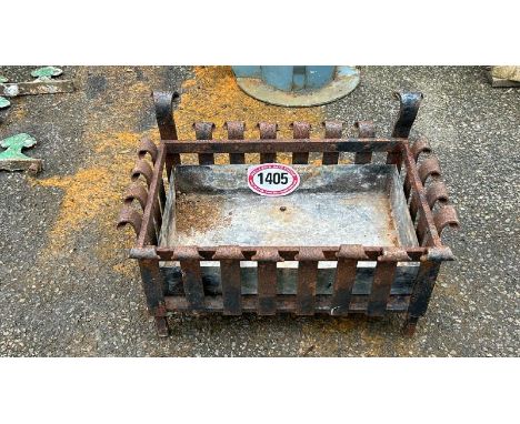 A CAST IRON FIRE GRATE/LOG STORE, 32CM (H) X 52CM (W) X 33CM (D) / ALL LOTS ARE LOCATED IN SL0 9LG, REGRETFULLY WE DO NOT OFF