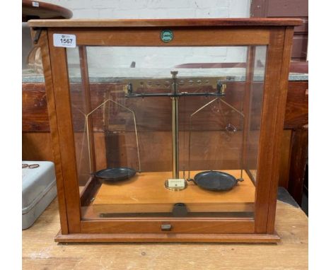 VINTAGE EUREKA SCIENTIFIC LONDON WEIGHING SCALES IN WOODEN CASE, 46 X 41.5 X 27CM / ALL LOTS ARE LOCATED IN SL0 9LG, REGRETFU