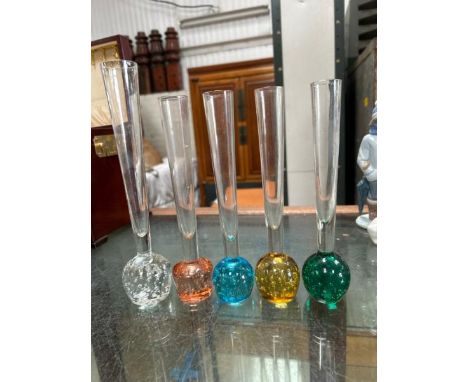 FIVE VINTAGE BUBBLE GLASS STEM VASES, TALLEST 25CM HIGH  / ALL LOTS ARE LOCATED IN SL0 9LG, REGRETFULLY WE DO NOT OFFER SHIPP