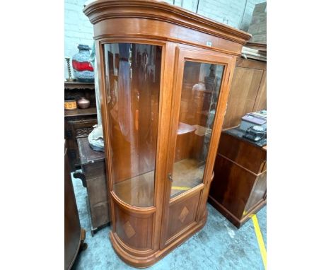 CURVED INLAID GLASS AND YEW WOOD DISPLAY CABINET WITH ONE GLASS SHELF, 100 X 182 X 43CM  / ALL LOTS ARE LOCATED IN SL0 9LG, R