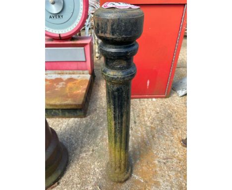 A CAST IRON BOLLARD, 88CM (H) / ALL LOTS ARE LOCATED IN SL0 9LG, REGRETFULLY WE DO NOT OFFER SHIPPING, BUYERS MUST COLLECT OR