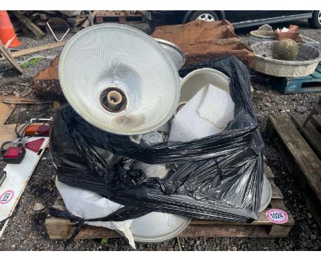 A PALLET OF INDUSTRIAL LIGHTING COMPONENTS INCL. HOLOPHANE / ALL LOTS ARE LOCATED IN SL0 9LG, REGRETFULLY WE DO NOT OFFER SHI