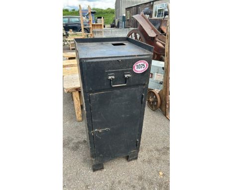 A VINTAGE METAL STORAGE CABINET, 110CM (H) X 46CM (W) X 46CM (D) / ALL LOTS ARE LOCATED IN SL0 9LG, REGRETFULLY WE DO NOT OFF