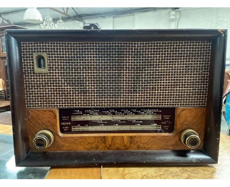 COSSOR MELODY MASTER' RADIO. MODEL 523. POWERS UP, UNTESTED / ALL LOTS ARE LOCATED IN SL0 9LG, REGRETFULLY WE DO NOT OFFER SH