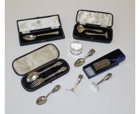 A mixed lot of small silver items, including a bookmark by Francis Howard, Birmingham 2005, cased spoon and pusher, Christeni