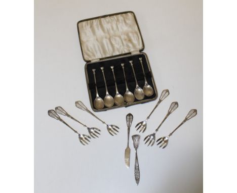 A cased set of six silver seal top teaspoons, Sheffield 1937, together with an uncased set of 830 standard silver filigree ca
