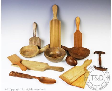 A selection of 19th century and later treen, comprising; a treen darning egg, 8cm long, a small turned wood bowl, a Welsh car