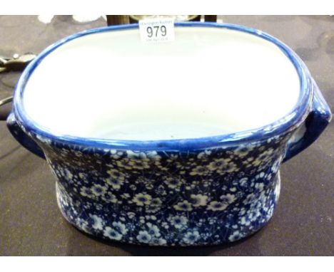 CERAMIC PLANTER. Blue and white ceramic planter in the calaco pattern, W: 30 cm