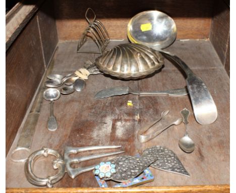 An assortment of silver plated household items, to include a punch ladle, toast rack, cloisonne, buckle, etc 