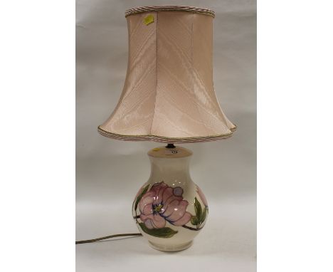 A LARGE MOORCROFT MAGNOLIA PATTERN TABLE LAMP WITH SHADE H - 26CM  (to bottom of brass fitting)