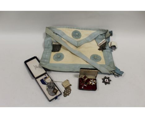 A COLLECTION OF MASONIC REGALIA TO INCLUDE HALLMARKED SILVER LODGE MEDALS ETC. 