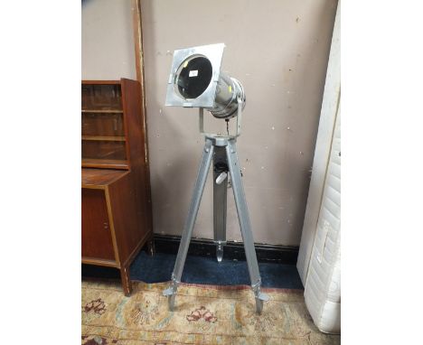 A FLOOR STANDING MODERN TRIPOD SPOTLIGHT STYLE LAMP - ADJUSTABLE HEIGHT