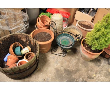 A WOODEN BARREL PLANTER A/F TOGETHER WITH A SMALLER EXAMPLE AND A COLLECTION OF OTHER PLANTS POTS