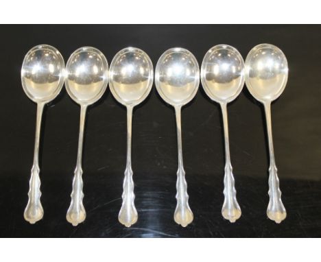 A SET OF SIX HALLMARKED SILVER SOUP SPOONS - LONDON 1918, makers mark D.F., approximately 286 g 