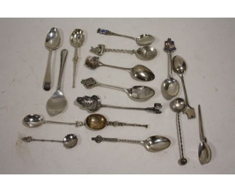 A BAG OF ASSORTED SILVER AND WHITE METAL TEASPOONS 