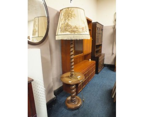 A 20TH CENTURY GRADUATING BARLEYTWIST LAMP STANDARD WITH HUNTING SCENE SHADE OVERALL ( H - 176 CM )