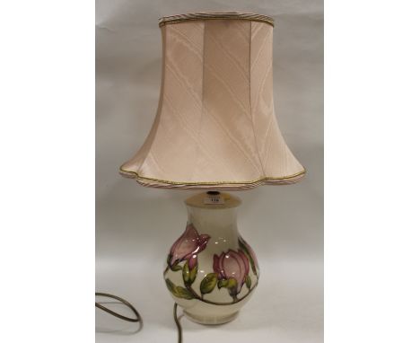 A LARGE MOORCROFT MAGNOLIA PATTERN TABLE LAMP WITH SHADE H - 26CM  (to bottom of brass fitting)