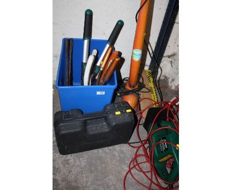 A SELECTION OF GARDENING TOOLS TO INCLUDE AN ELECTRIC STRIMMER AND HEDGE TRIMMER ETC