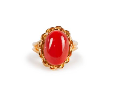 The ring features a oval-shaped AKA coral  cabochon, set in 18k gold. 6g 1.4cm X 1cm