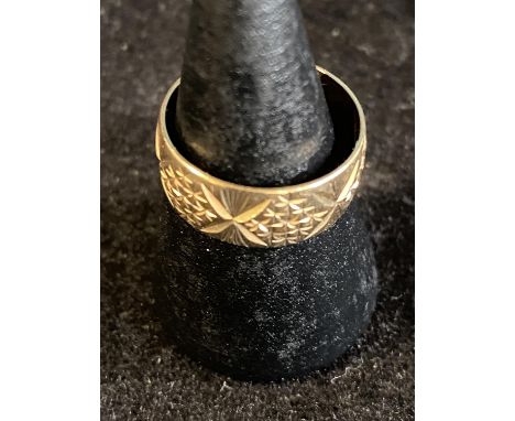A 9ct gold patterned band ring 3.12 grams 