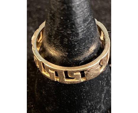 A (tests for 14ct gold &amp; higher) greek key design ring size O 2.19 grams 