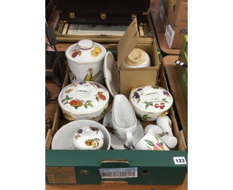 Box of Worcester 'Evesham' ware