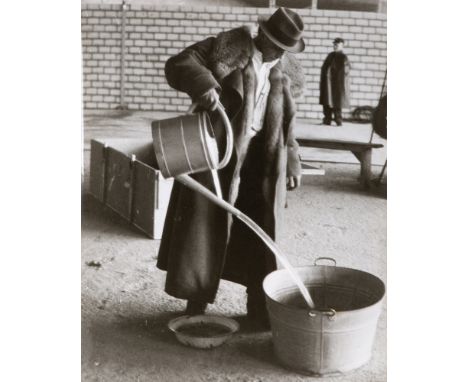 JOSEPH BEUYSZu: Celtic 197110 Blatt S/W-Fotografien von Katja von den Velden. Verso gestempelt "Beuys : Celtic + ~". Jeweils 