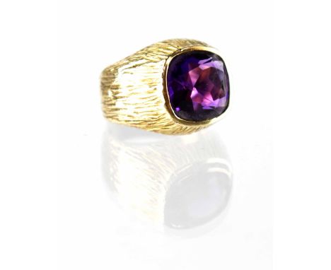 A gentlemen's 9ct gold signet ring set with facet-cut amethyst, maker HB, stamped 9 and 375, approx 9g. CONDITION REPORT Some