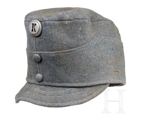 Feldgraue Kappe für Mannschaften, datiert 1913  Feldgraues Wolltuch (mehrere kleine Mottenlöcher von 1 - 3 mm Größe) mit Schi