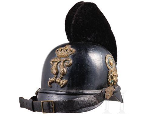 Raupenhelm M 1868 für Mannschaften der Infanterie  Schwarz lackierte Lederglocke mit Buntmetallbeschlägen (Vergoldungsspuren)